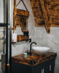 PazarÖmra bungalov的木制柜台上带水槽的浴室