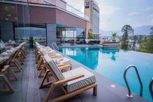 加德满都Hotel Barahi Kathmandu的酒店设有带躺椅的游泳池