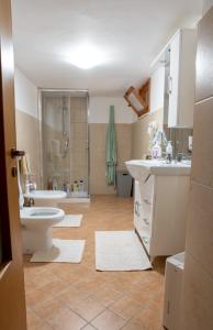 Caiazzocasa di nunzia的浴室配有卫生间、盥洗盆和淋浴。