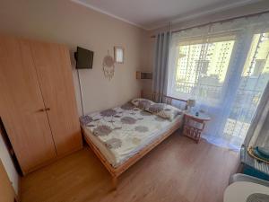 弗瓦迪斯瓦沃沃Joasia的一间小卧室,配有床和窗户