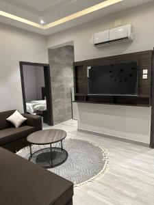 Ahad RafidahCast Home的带沙发和平面电视的客厅