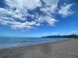 阿鲁甘湾Surf N Sun - Arugam Bay的一片云天和海洋的海滩