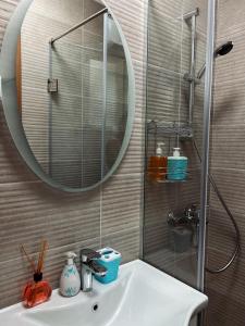 蒂瓦特Apartman Stasija的浴室设有水槽、镜子和淋浴