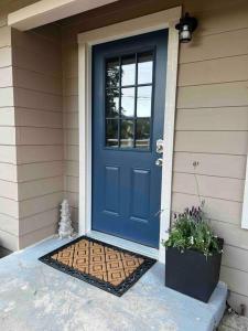Wine Country - Country home的一座种植盆栽植物的房子上的一扇蓝色门