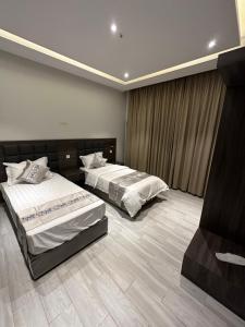 Ahad RafidahCast Home的酒店客房设有两张床和窗户。