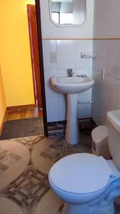 Comunidad YumaniHosteria LAS ISLAS的一间带卫生间和水槽的浴室