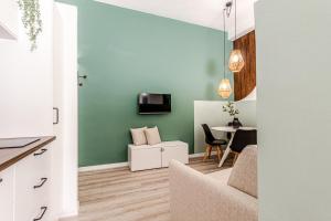 利沃诺Japandi, Appartamento Zona Porto Mediceo Livorno的客厅配有沙发和桌子