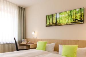 维德宁梅尔弗兰阿克森特酒店的酒店客房设有一张床和墙上的电视