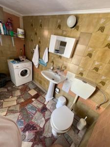 阿吉奥斯阿姆罗斯奥斯Kariofilli's house的浴室配有卫生间、盥洗盆和洗衣机。
