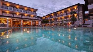 卡尼奥提萨兰提斯酒店的酒店前方的大型游泳池