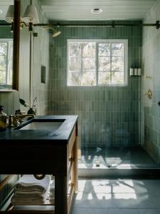 盖尔南维尔Dawn Ranch的浴室设有水槽和绿色瓷砖淋浴。