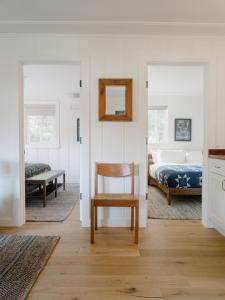 盖尔南维尔Dawn Ranch的一间卧室配有一张床、一把椅子和镜子