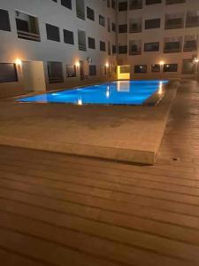 马拉喀什Splendido appartamento a Gueliz的蓝色建筑中的游泳池
