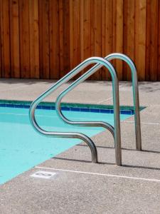 盖尔南维尔Dawn Ranch的游泳池旁的金属长凳