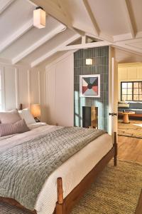 盖尔南维尔Dawn Ranch的一间卧室设有一张大床和一个壁炉