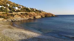 LigiaVeranda to Aegean的一个人在水中游泳的海滩