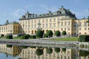 斯德哥尔摩Waterfront house with jacuzzi & jetty in Stockholm的一座大建筑,在水中反射