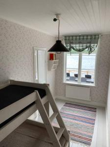 斯德哥尔摩Waterfront house with jacuzzi & jetty in Stockholm的一间卧室设有床、窗户和地毯。