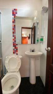布卡拉曼加HOTEL GUADALUPE BGA的浴室配有白色卫生间和盥洗盆。