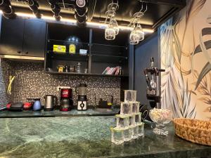 伊斯坦布尔Mudem Boutique Hotel的厨房配有带玻璃杯的台面