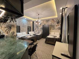 伊斯坦布尔Mudem Boutique Hotel的一间带两张床的客厅和一间带柜台的厨房