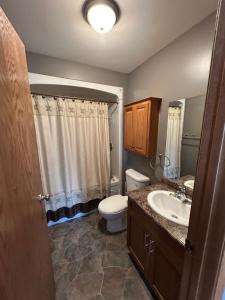 Seven Sister FallsBetula Lake Resort的一间带卫生间和水槽的浴室