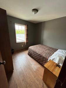 Seven Sister FallsBetula Lake Resort的一间卧室设有一张床和一个窗口