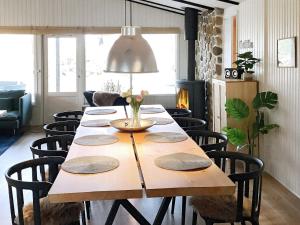 比耶勒高Holiday home Hvide Sande XXVI的一间带桌子和椅子的用餐室