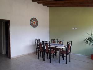 圣拉斐尔Tierra del Sol y el Vino的餐桌、椅子和墙上的时钟