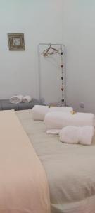 布宜诺斯艾利斯Aristobulo的房间里的一排白色的床