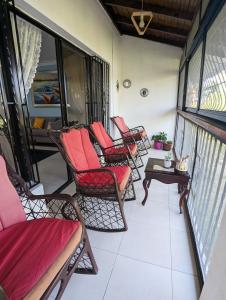 圣斐利-银港Apartamento a 5 min de la playa的阳台配有摇椅和桌子。