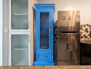 圣斐利-银港Apartamento a 5 min de la playa的冰箱旁厨房的蓝色门