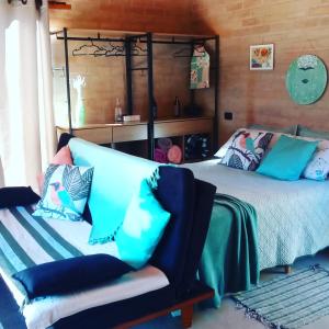 贡萨尔维斯Sonho na Serra Chalé 2的一间卧室配有一张床和一张带枕头的沙发。