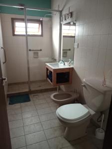 罗卡将军市Casa pura vida的浴室配有卫生间、盥洗盆和淋浴。