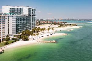 克利尔沃特JW Marriott Clearwater Beach Resort & Spa的享有棕榈树和建筑海滩的空中景致