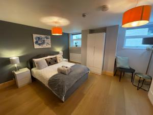 达德利West Midlands-2 Double Bed Room Apartment的卧室配有1张床、1张桌子和1把椅子