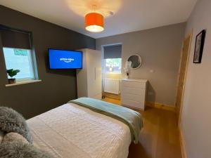达德利West Midlands-2 Double Bed Room Apartment的一间卧室配有一张床和一台平面电视