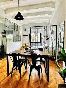 布宜诺斯艾利斯Madero Apartment的一间带桌椅的用餐室和一间卧室
