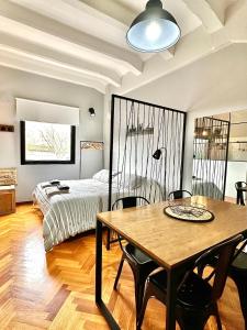 布宜诺斯艾利斯Madero Apartment的一间卧室配有一张床和一张桌子及椅子