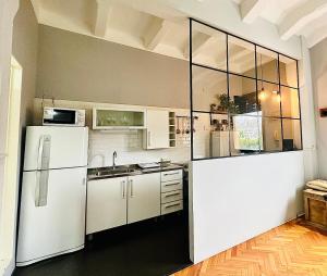 布宜诺斯艾利斯Madero Apartment的厨房配有白色家电和白色冰箱
