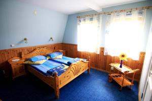 拉脱维亚派买亚斯酒店的一间卧室设有一张木床和一个窗户。