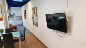 普拉亚布兰卡Marina Lucky的客厅壁挂的平面电视