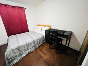 多伦多ComfyRoom的一间卧室配有一张床和一张带床套的书桌