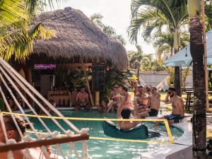 坎古Clandestino Hostel Canggu的一群人在度假村的游泳池里