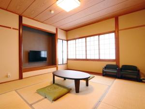 KihokuchoKii no Matsushima的客房设有桌子和平面电视。