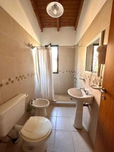 梅洛Cabañas El Francés的浴室设有卫生间、水槽和卫生间。