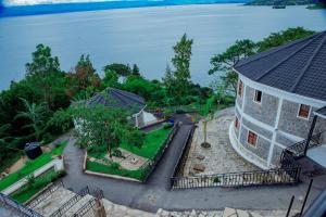 吉塞尼KIGUFI HILL, Agape Resort & Kivu Edge的水边房子的空中景观