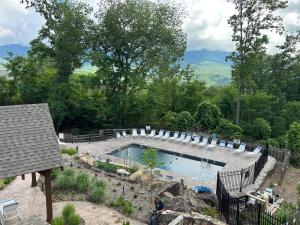 加特林堡Happy Trails - Cobbly Nob Resort Home的院子里的游泳池周围设有椅子