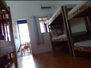 罗萨里奥Hostel Rosario Balcarce的带三张双层床和椅子的房间