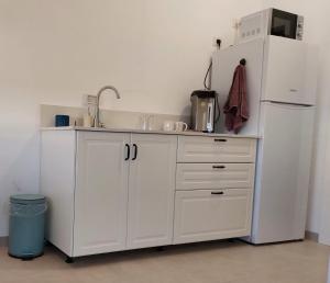 נצר- צימר的白色的厨房配有水槽和冰箱